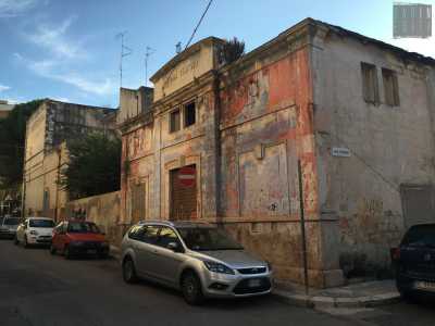 Il portale d'ingresso � sovrastato da una coppia di oculi rettangolari in corrispondenza dei quali doveva trovarsi la cabina di proiezione. I due accessi laterali invece sono addirittura murati
